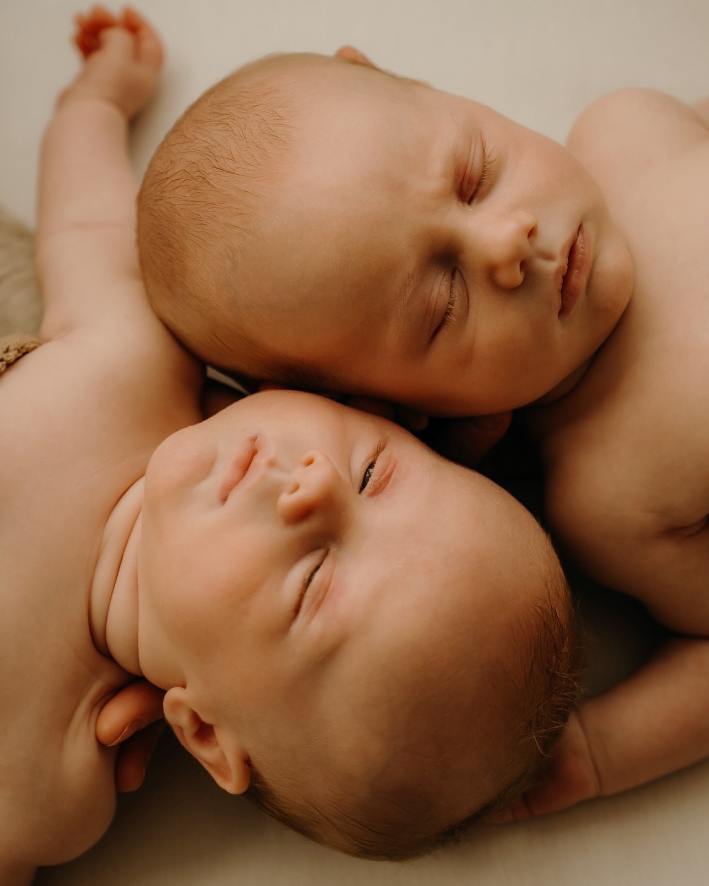 Stanley &amp; Frankie. ✨

I&rsquo;ve been so excited to share these photos&hellip;

I felt so lucky to be able to photograph such precious moments of not only one baby in their home but two! They happen to be twin brothers. 🥹

Big sister Phoebe &amp