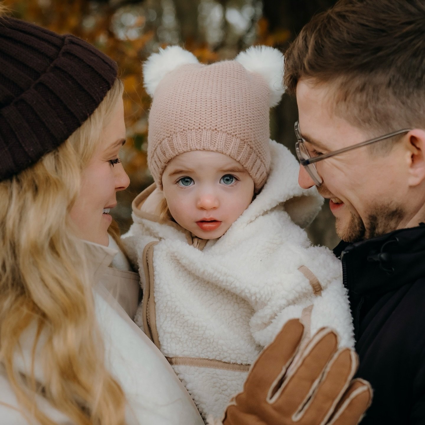 Rusty, warm colours of early November made for a cosy, autumnal mini session with gorgeous Amber and her mummy &amp; daddy. 🍂✨