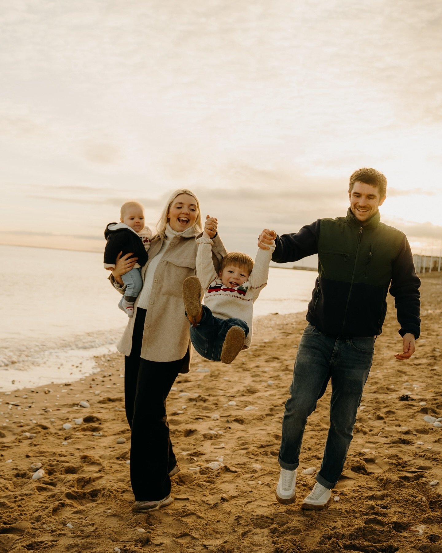 The storms passed for a weekend of clear skies and golden sunsets. We couldn&rsquo;t have asked for a better evening on the beach if we tried.✨ 

Throwing stones in the sea, chasing dad &amp; finding shells. This session was filled to the brim with f